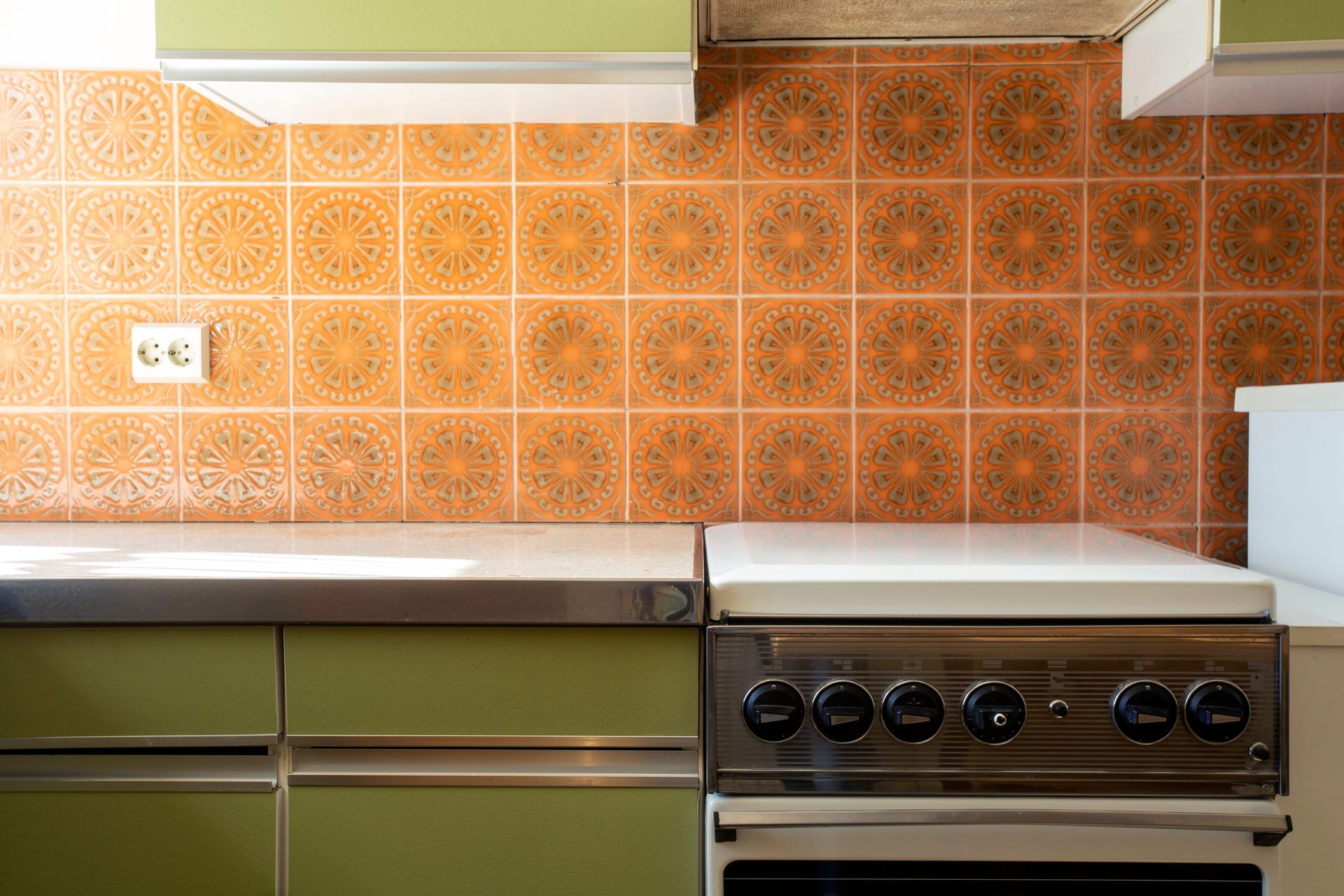 Vintage retro kitchen with orange pattern tile.