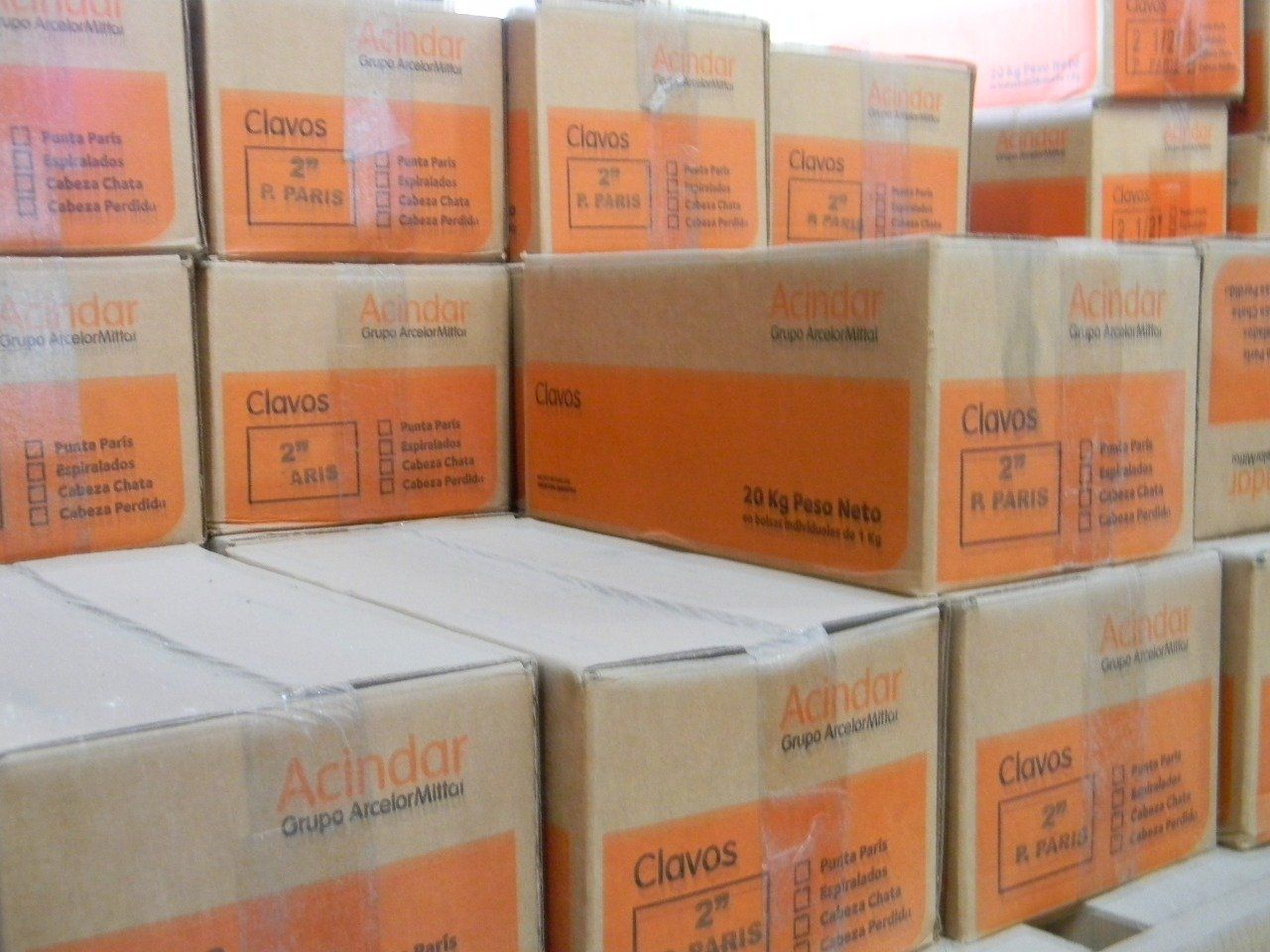 Cajas de cartón apiladas, etiquetadas como 