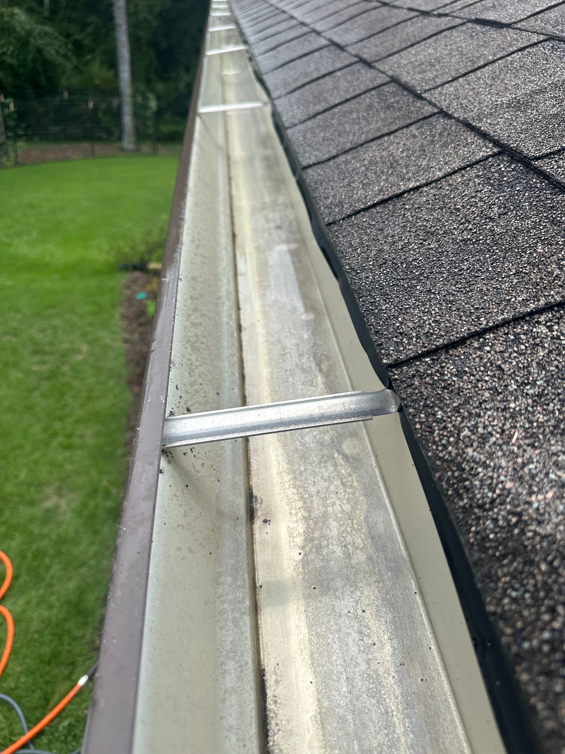 Professional Ormond Beach gutter cleaning and flow check, maintenance to avoid leaks