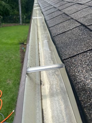 Professional gutter cleaning and flow check, maintenance to avoid leaks