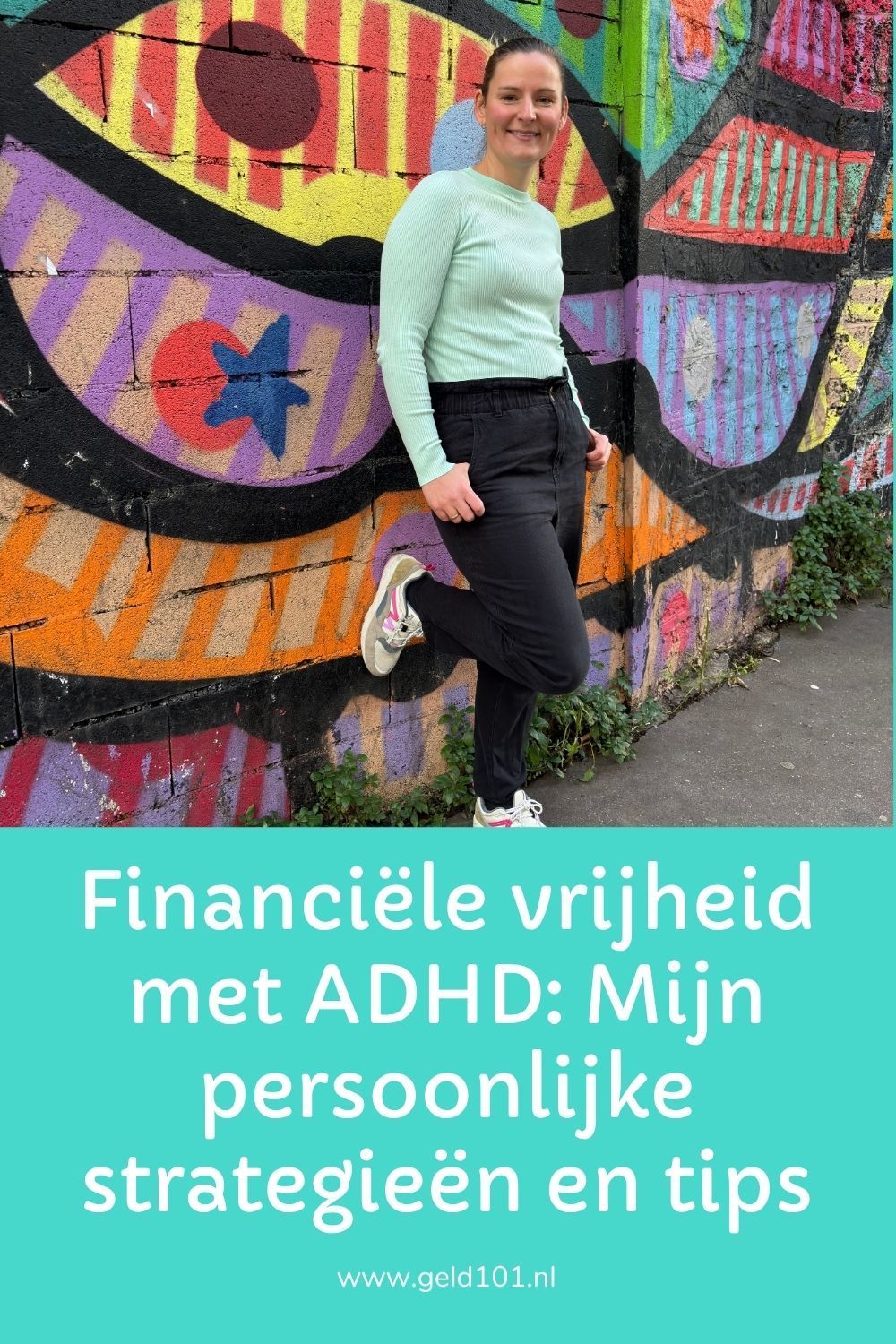 Vrouw poseert voor kleurrijke graffiti met de tekst: 