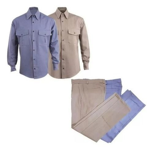 Dos camisas abotonadas de manga larga y dos pares de pantalones de trabajo en azul y tostado.