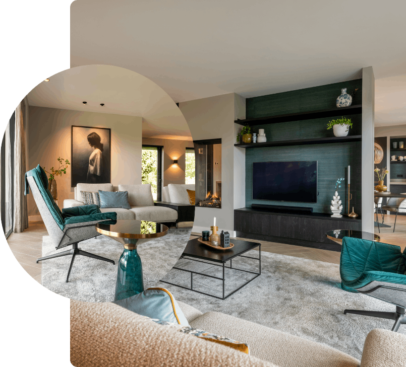 Moderne woonkamer met turquoise stoelen, grijze bank, grote tv en open haard in een neutrale ruimte.