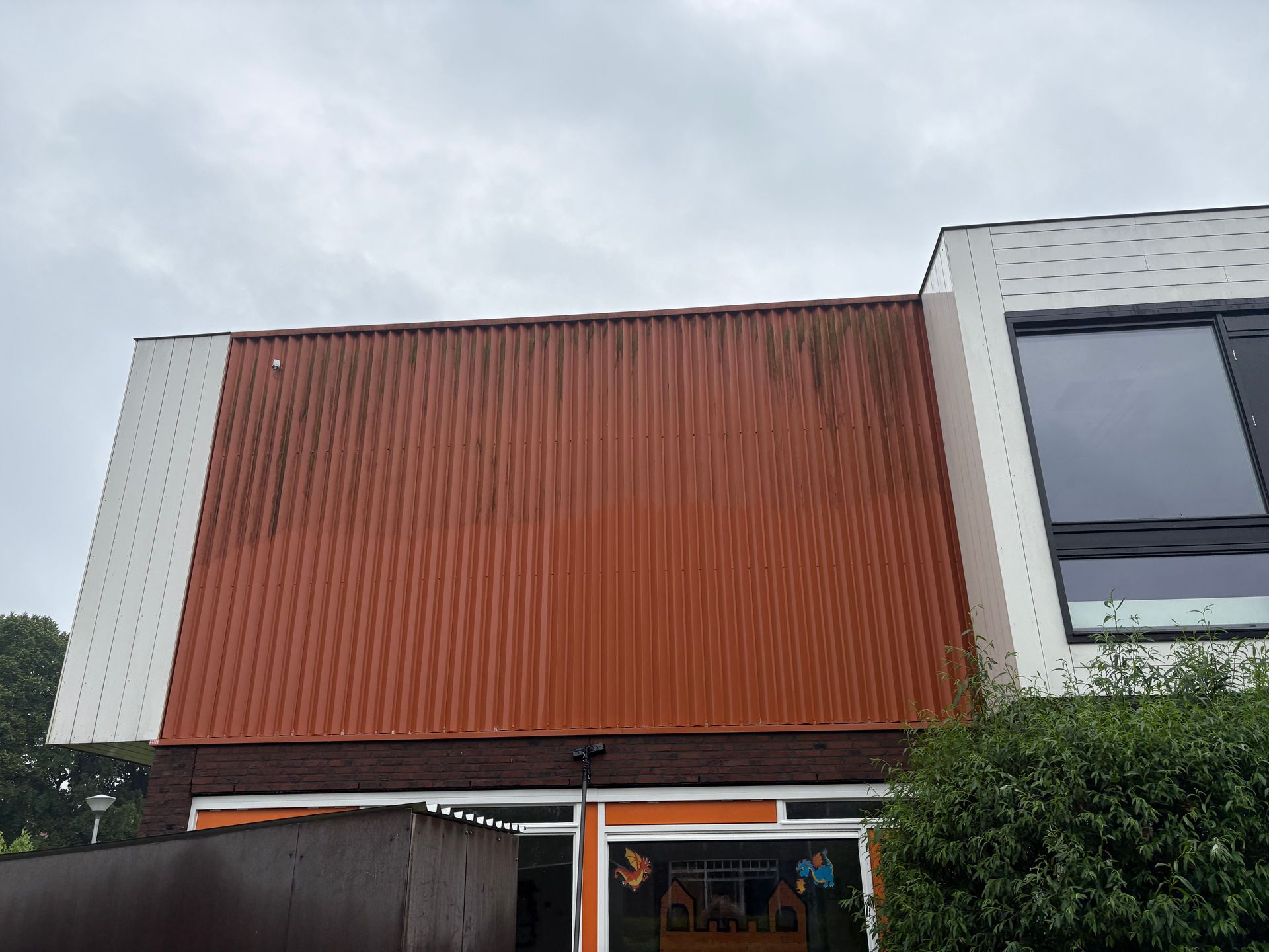 gevelbeplating schoonmaken van een school in Zwolle