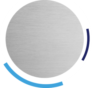 Zilveren cirkel met blauwe en donkerblauwe gebogen lijnen.