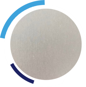 Zilverkleurig, rond oppervlak met blauwe en donkerblauwe halfronde accenten.