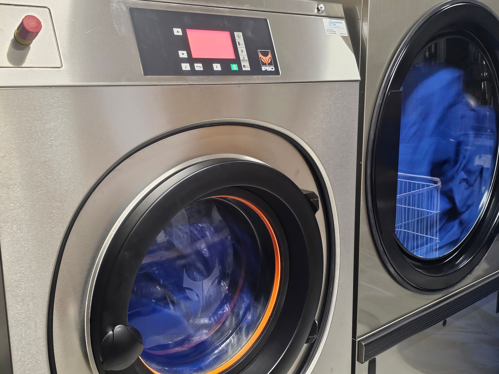 In een ruimte staan ​​een aantal wasmachines op een rij.