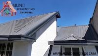 Azoteas de edificios con un logotipo y texto superpuestos bajo un cielo azul claro.