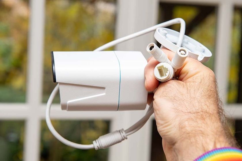 tecnico alle prese con sistema di videosorveglianza