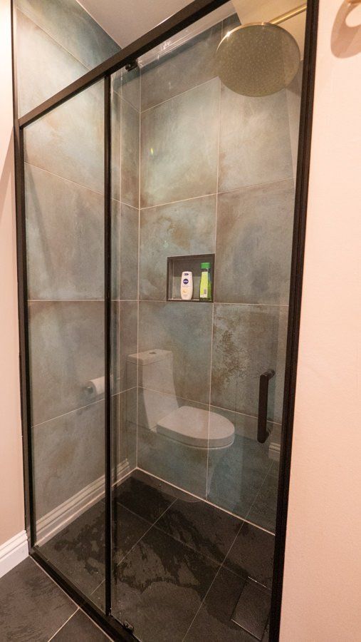 New downstairs bathroom in single-storey oak-frame extension by Rawlinson Construction