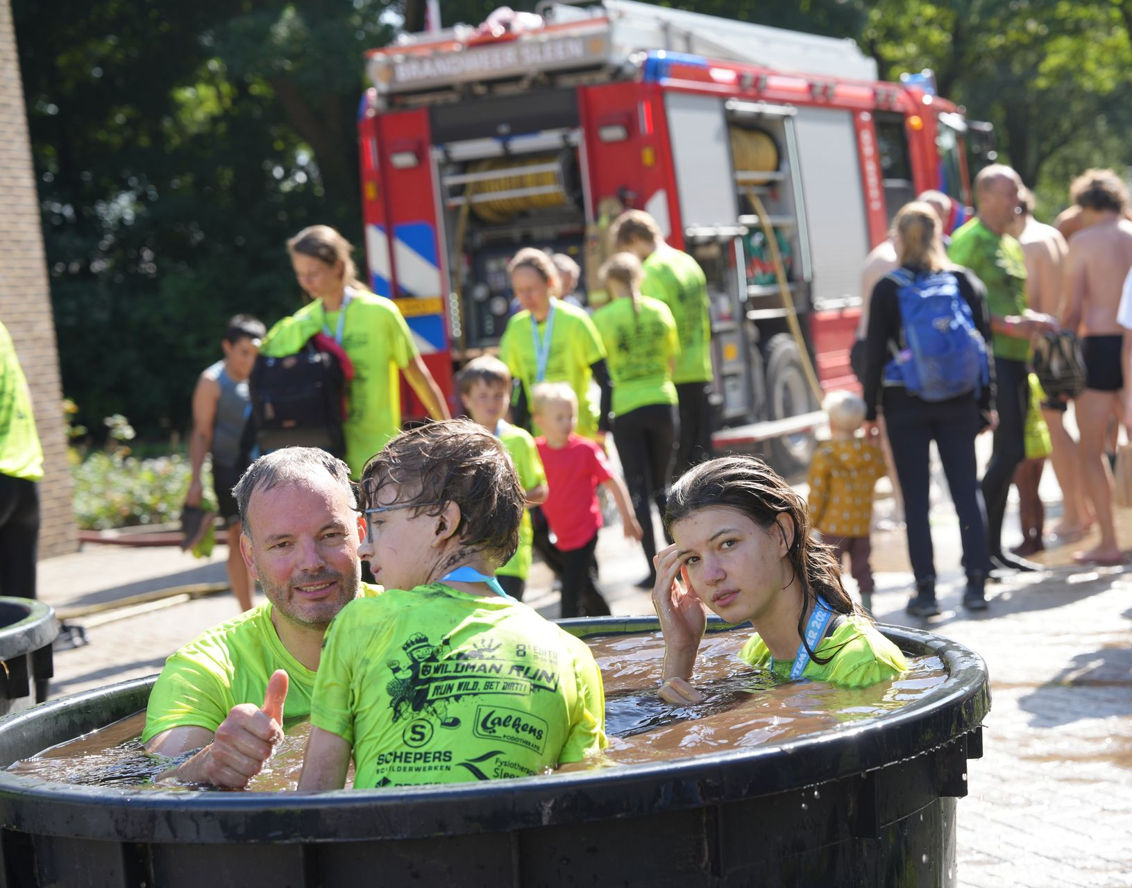 Wildmanrun brandweer spuit mensen af. Brandweer sleen