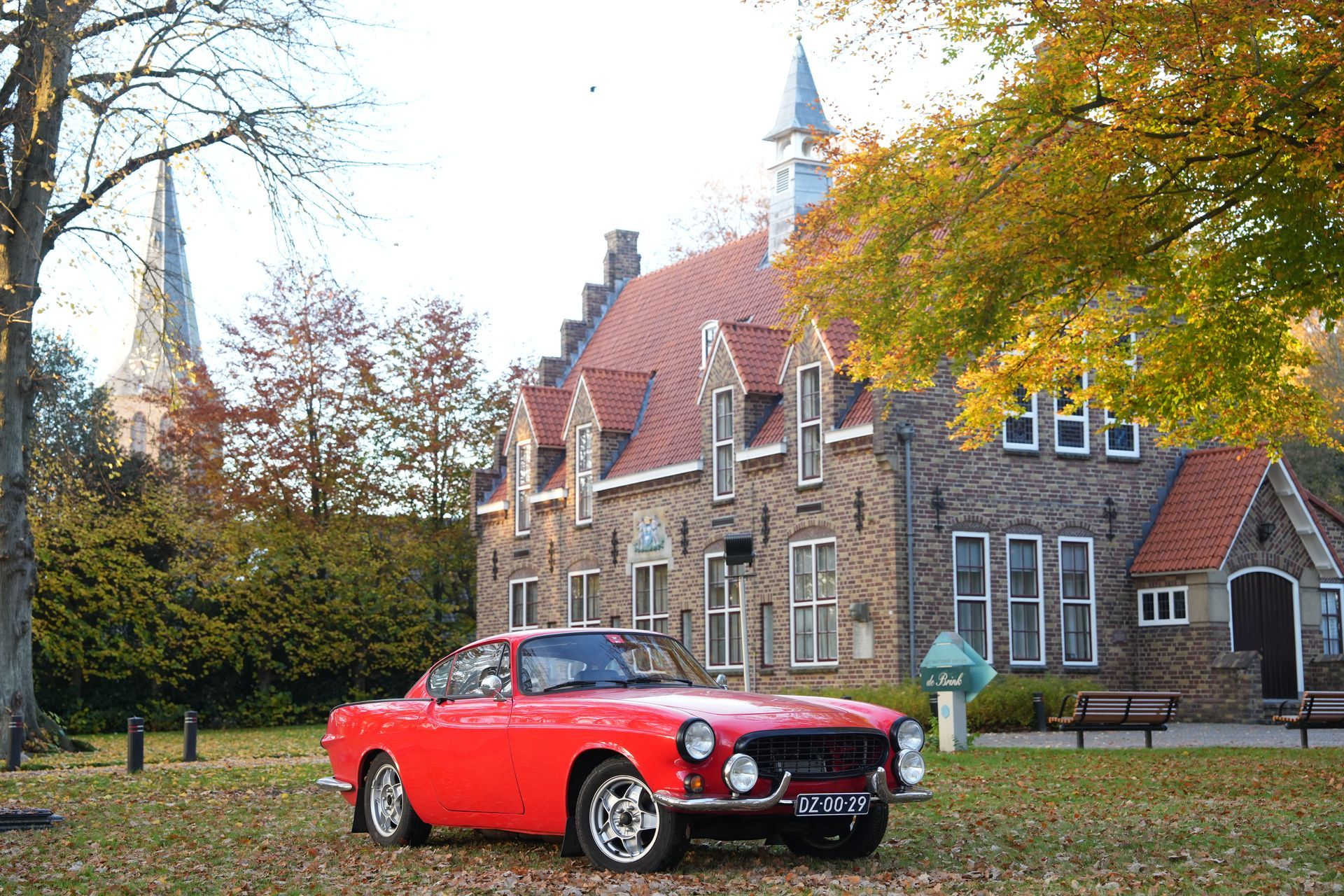VolvoP1800 in Sleen/Sien voor het MFC het oude gemeentehuis met de kerk van Sleen