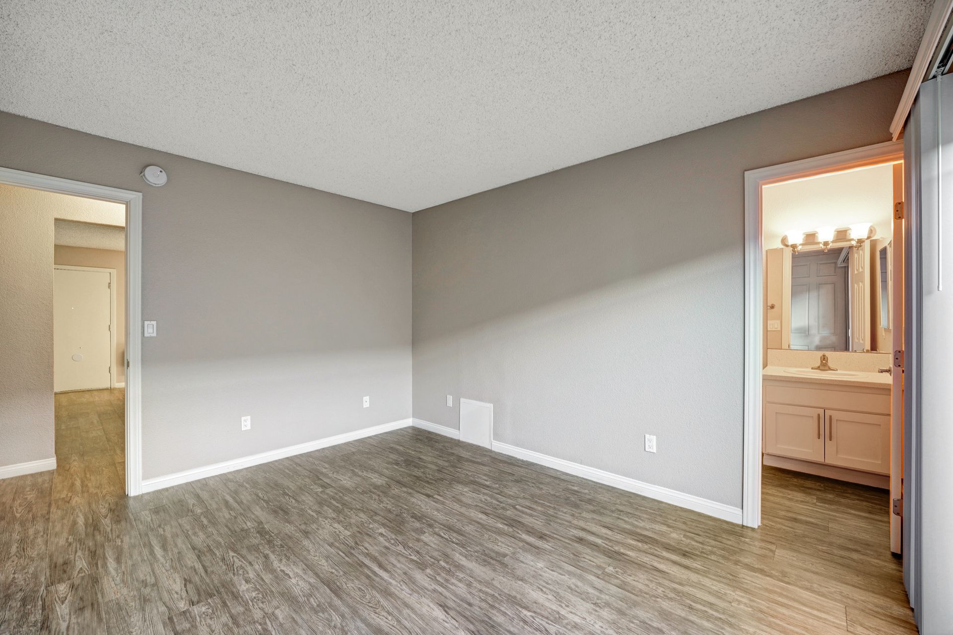 Sliding Photo Gallery Displaying Apartment Features #1