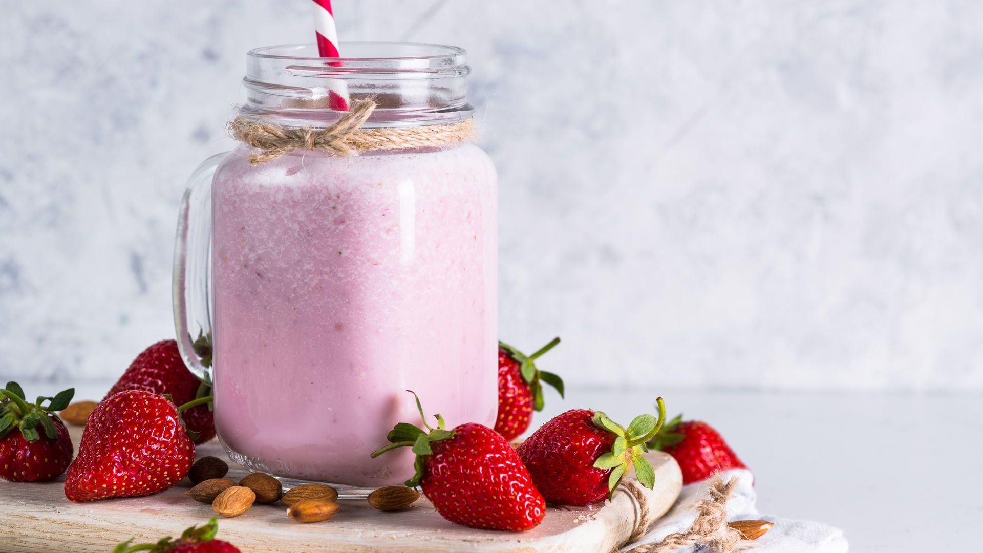 strawberry smoothie in a glass mason jar