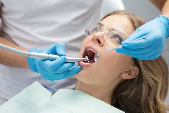 dentista con paziente