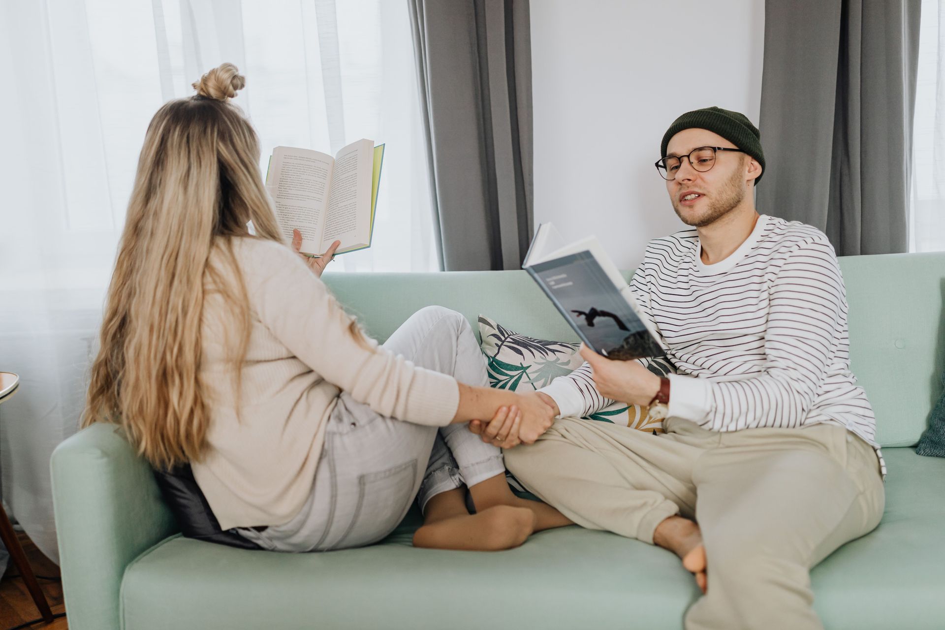 Couple assis sur un canapé qui dialogue calmement après une infidélité