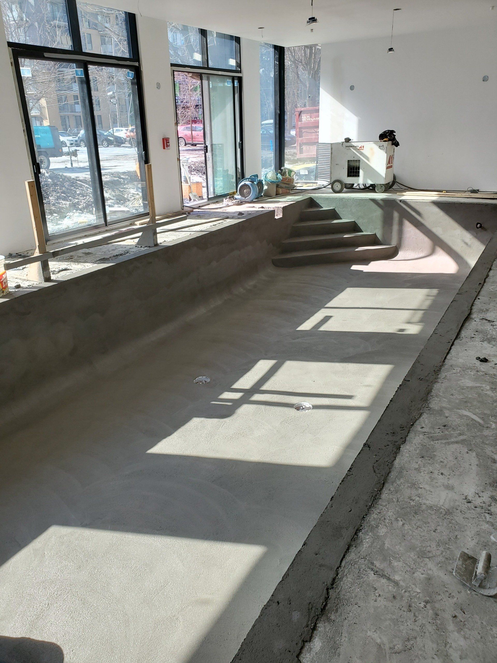 Une grande piscine est en construction dans un immeuble