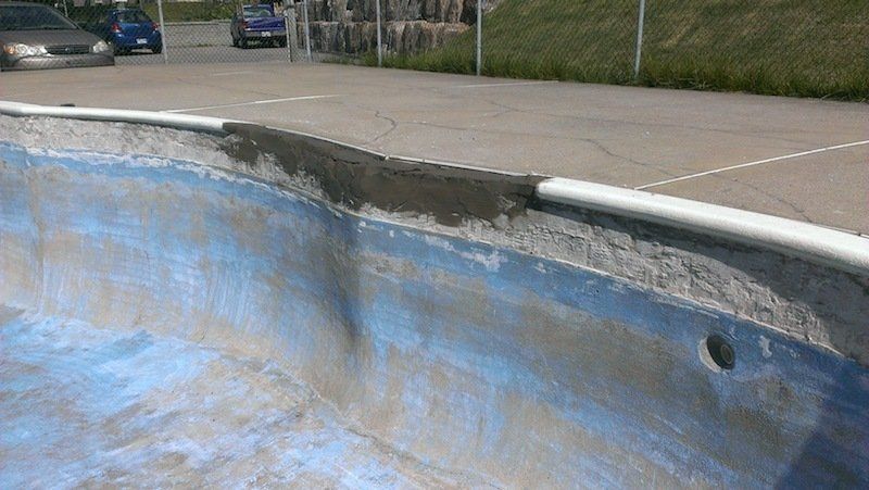Une piscine est en cours de rénovation dans un parking.