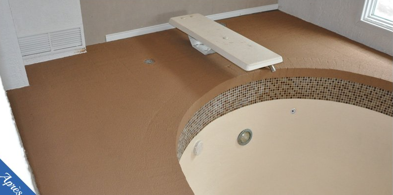 Une salle de bain avec baignoire jacuzzi et banc.