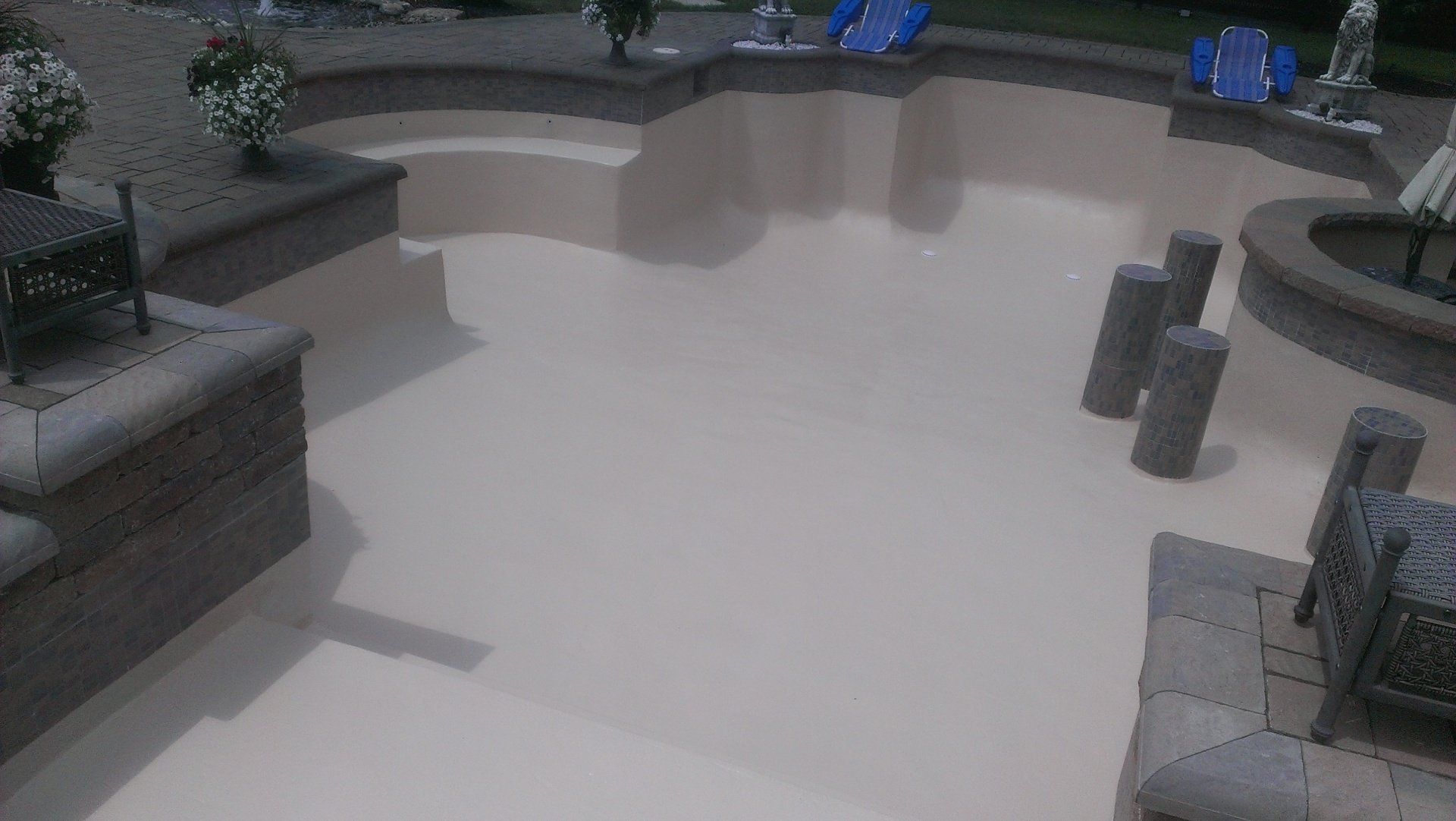 Une grande piscine avec un foyer au milieu.
