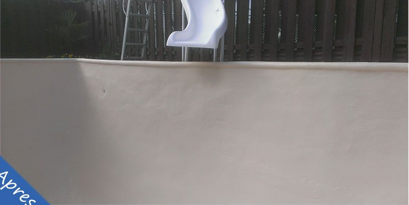 Une chaise blanche est assise au bord d'une piscine.