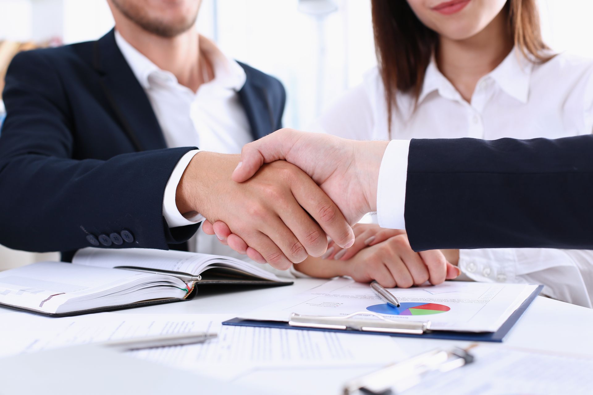 Socios comerciales cerrando un acuerdo de distribución mayorista