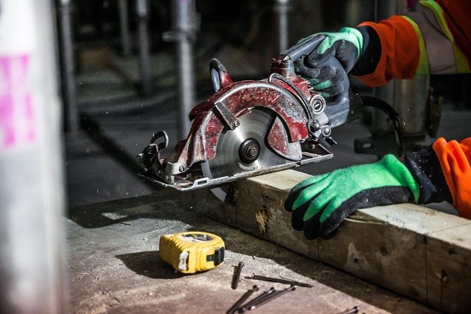 circular-saw-cuts-beam