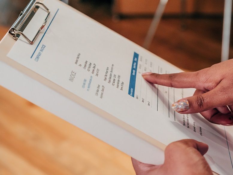 pointing-on-invoice