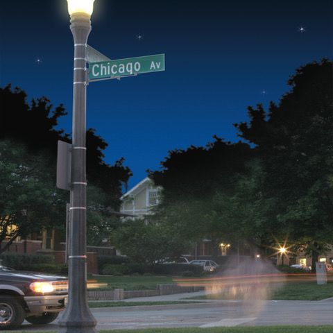 A street sign that says chicago av on it