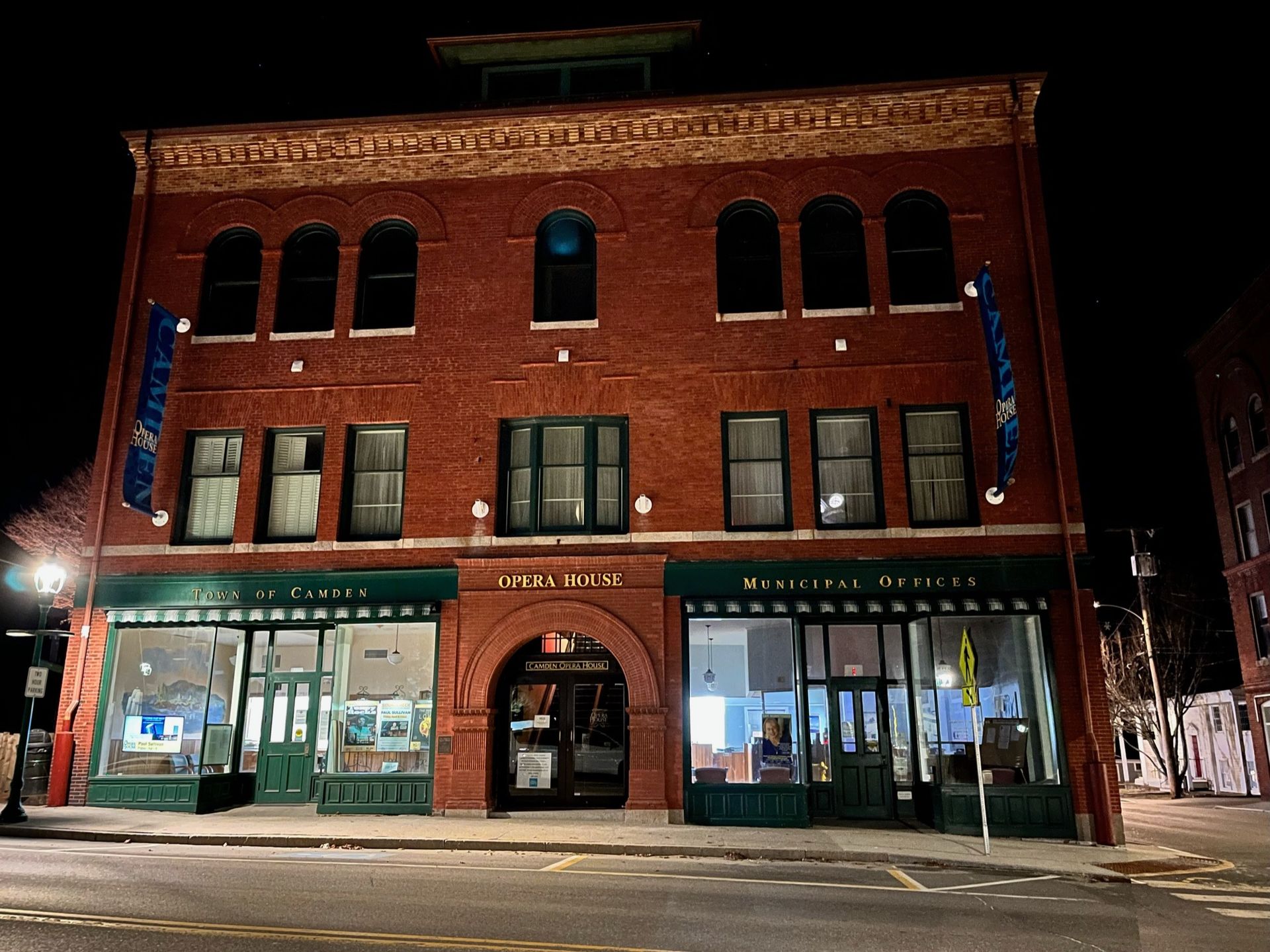 A large brick building with a sign that says ' williams bank ' on it