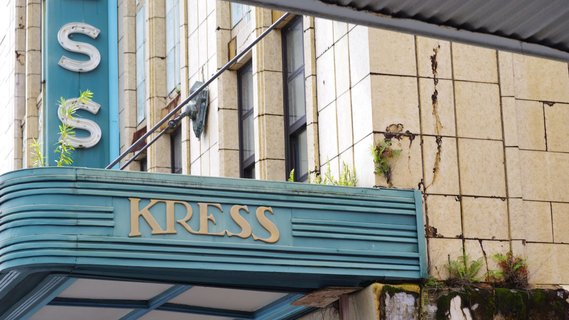 A building with a sign that says kress on it