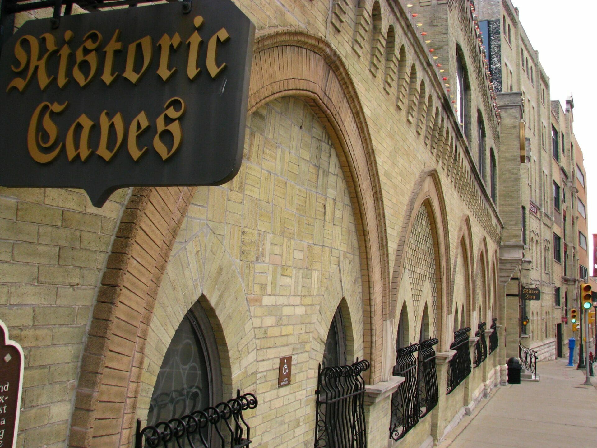 A brick building with a sign that says historic caves