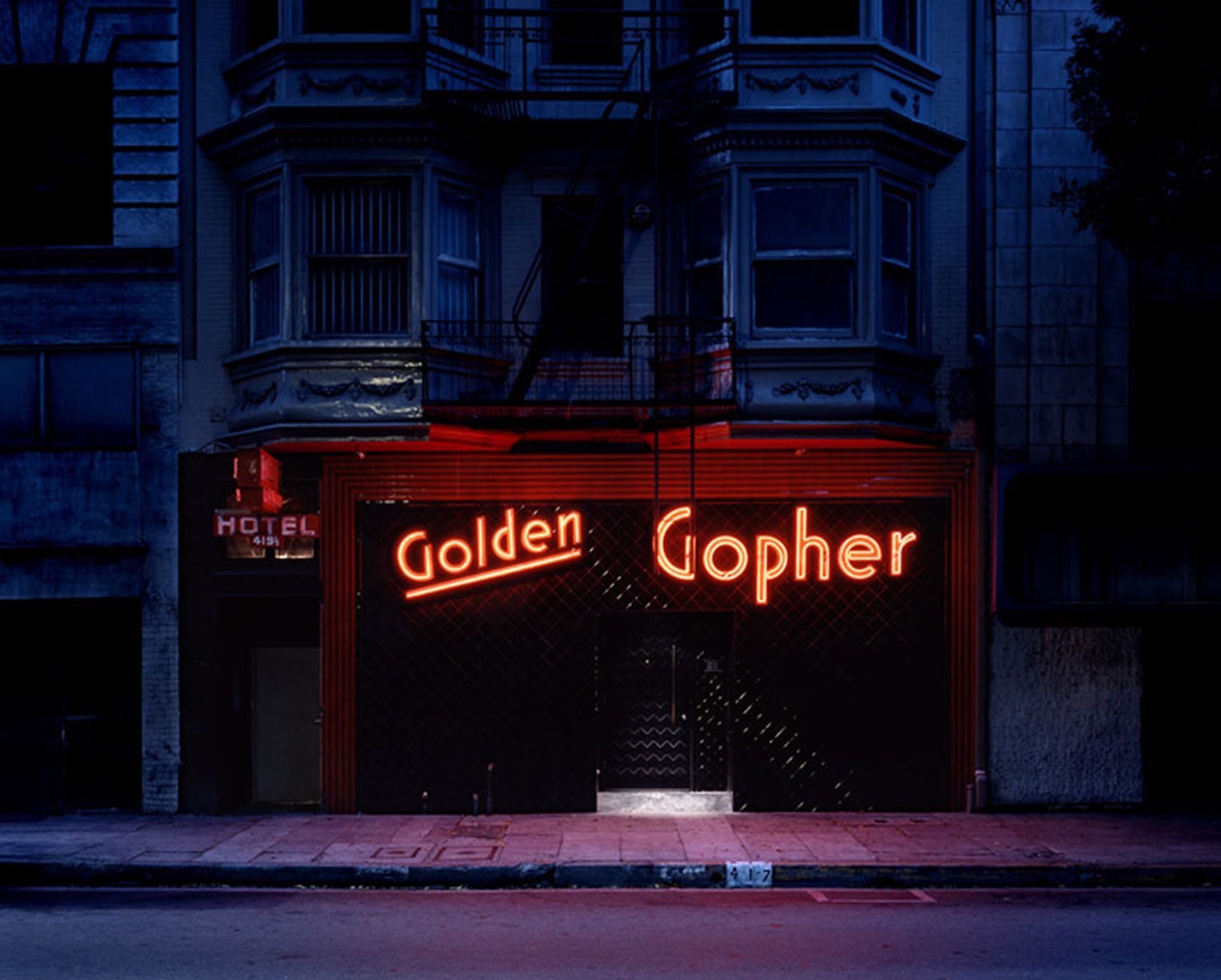 A building with a neon sign that says golden gopher