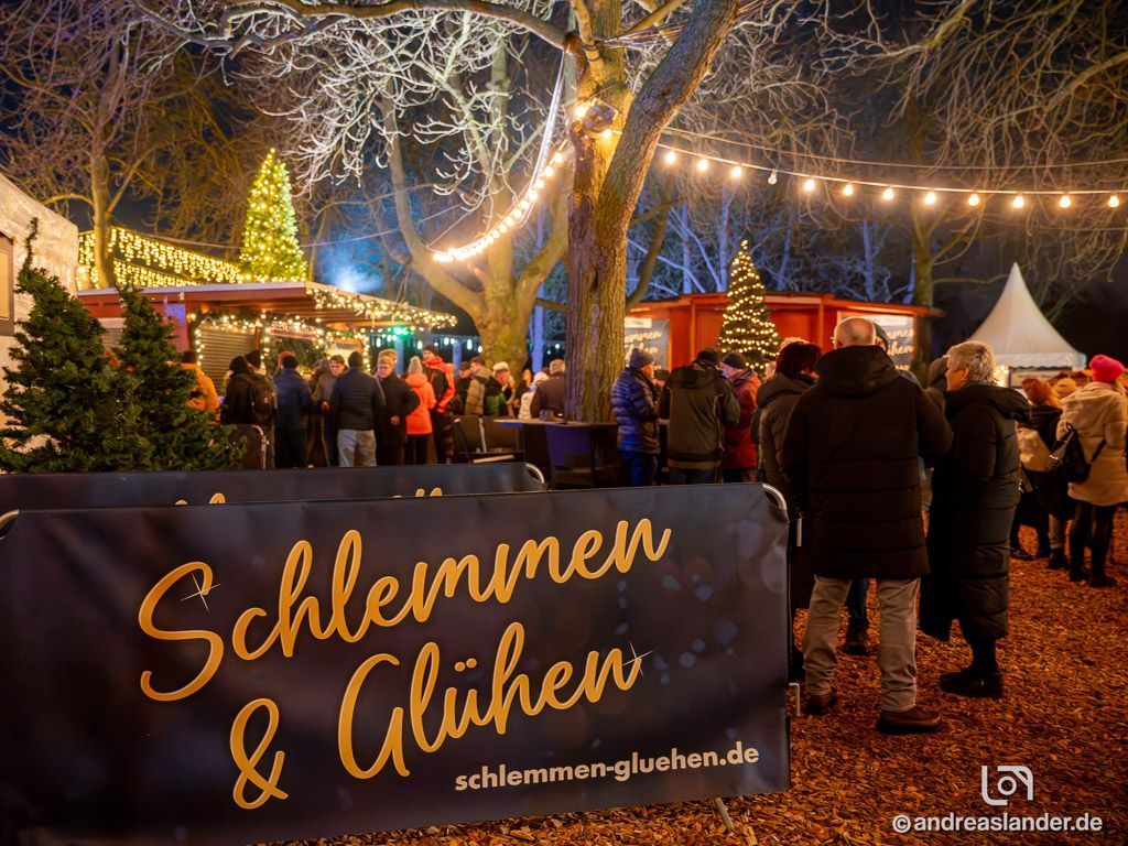 Weihnachtsfeier am See in Magdeburg mit winterlicher Beleuchtung.