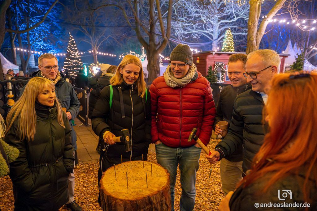 Gruppe bei All Inclusive Event am Abend.