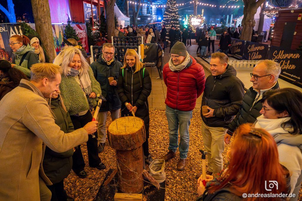 Kollegen bei lockerer Weihnachtsfeier im Außenbereich.