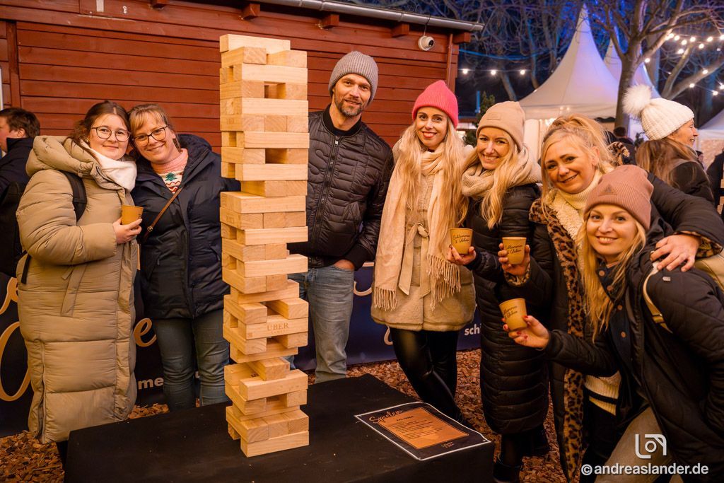 eam Event im Winter mit Essen und Getränken am See.