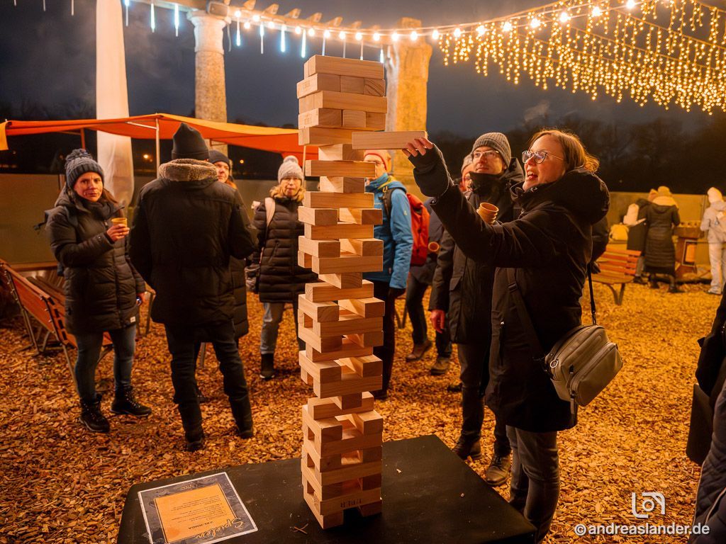 Gäste bei Weihnachtsmarkt Event in winterlicher Atmosphäre.