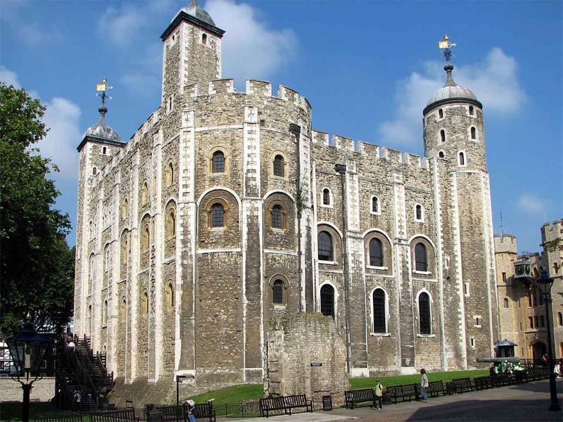 Un château traditionnel anglais avec un beau ciel bleu