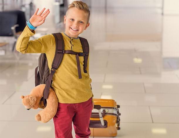 enfant avec sa valise qui part en colonie