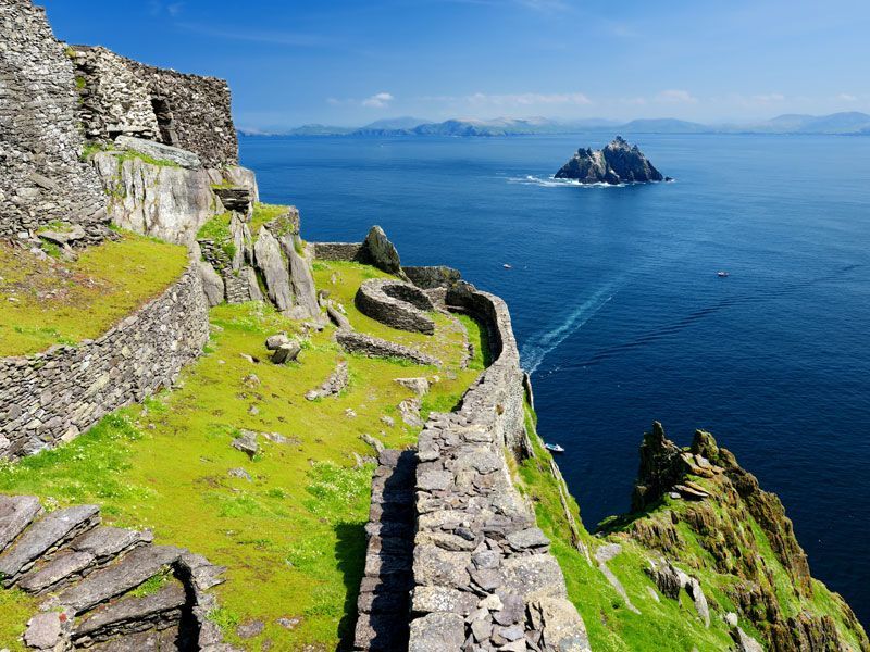 Un mur de pierre sur une île sur la mer
