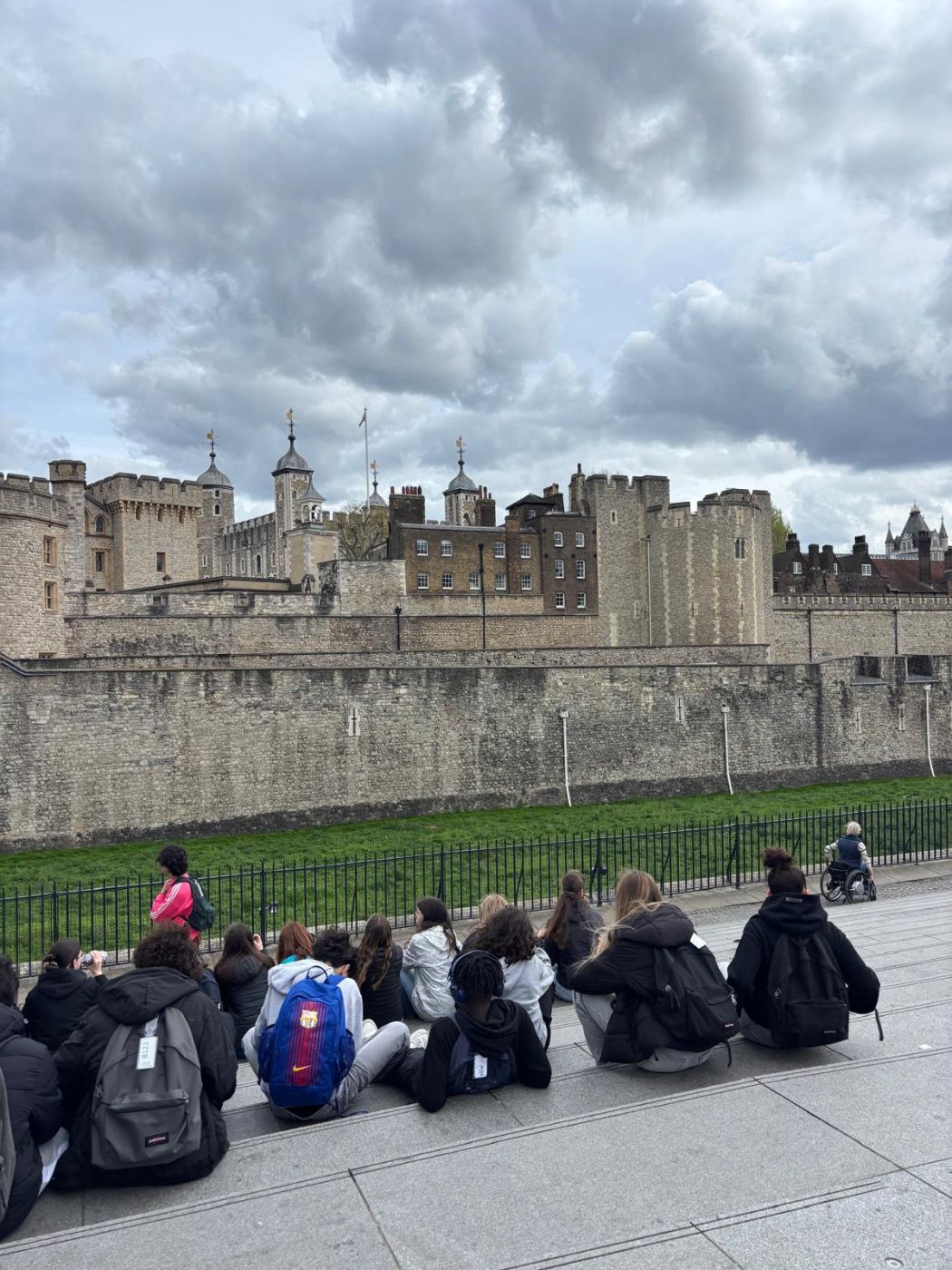 Un groupe d'enfants assis en train de regarder un château