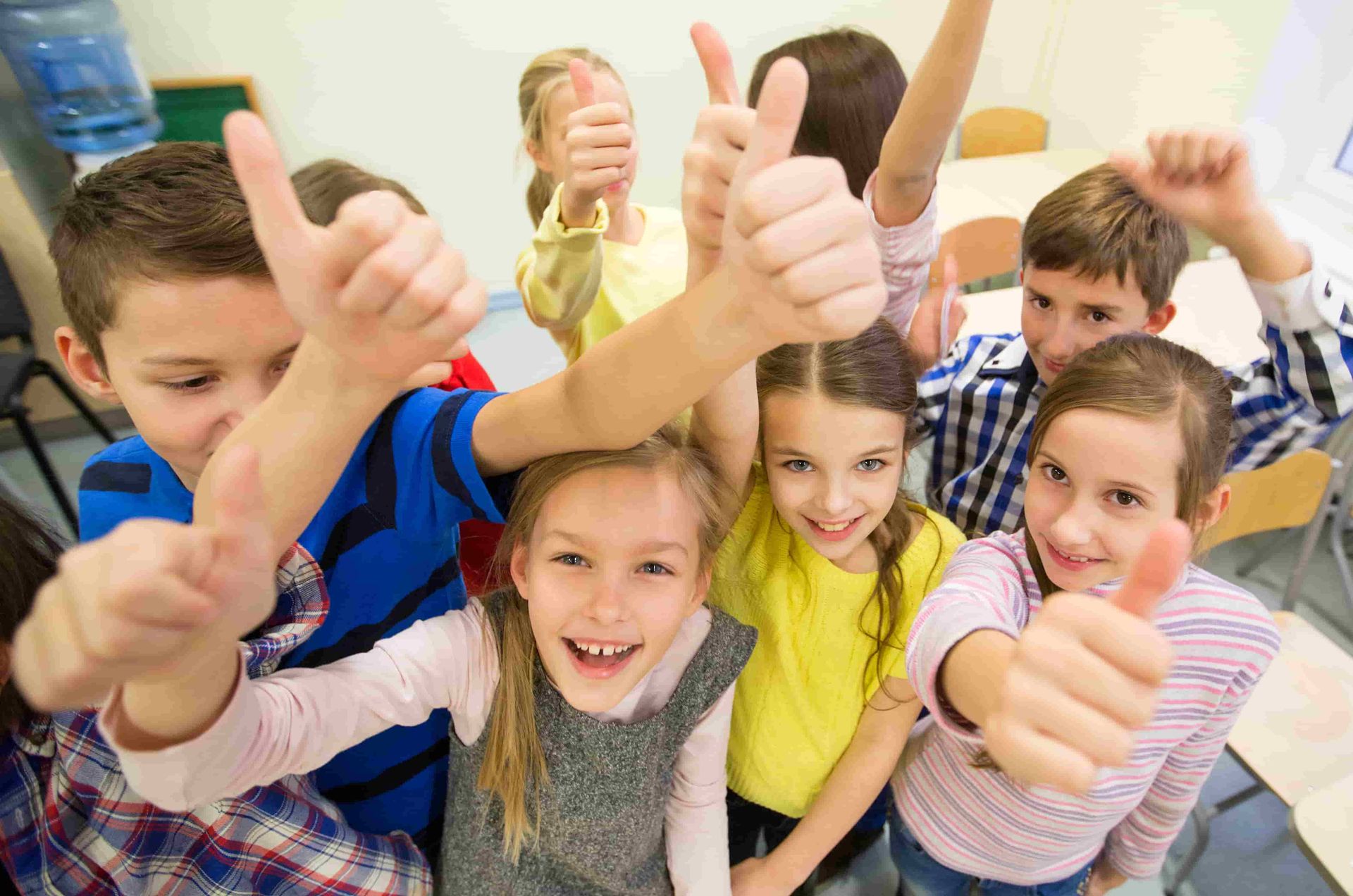 un groupe d'enfants joyeux lève le pouce