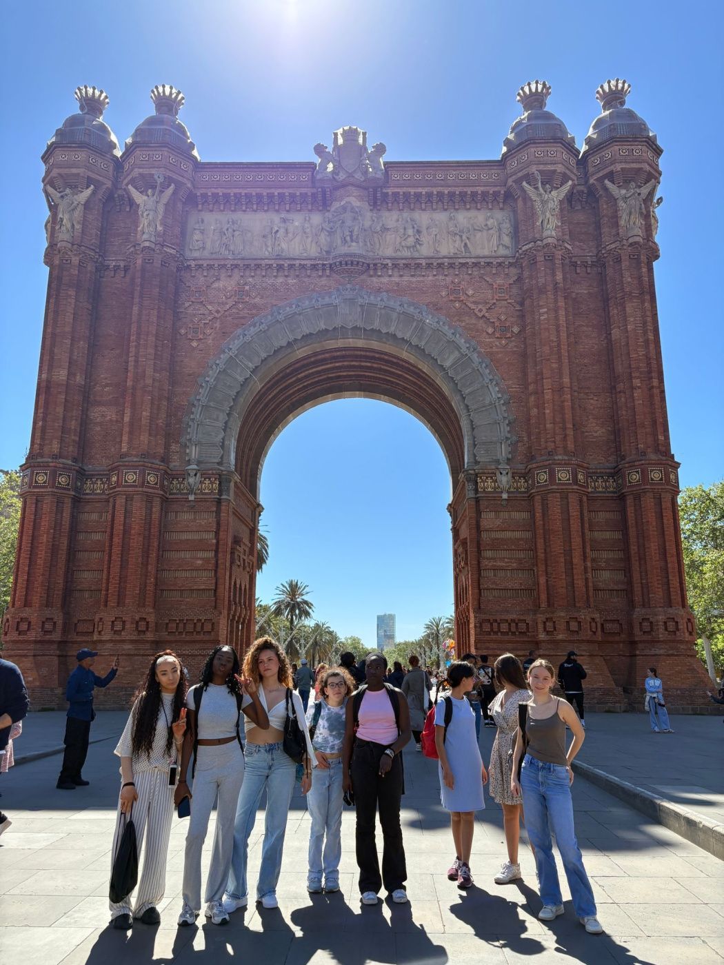 Un groupe de jeunes devant l'arc de triomphe à Barcelone