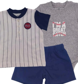 Dos conjuntos de pijama para niño: una camiseta de béisbol a rayas grises con mangas azul marino y una camiseta gris