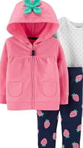 Chaqueta rosa con capucha y lazo verde, y pantalones a juego de lunares sobre fondo blanco.