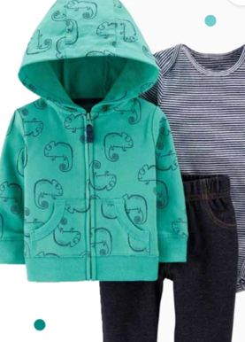 Sudadera verde con cremallera y capucha, y pantalones negros, combinados con una camisa a rayas al fondo.