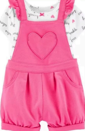 Mono rosa para niña pequeña con un corazón en el babero sobre una camisa blanca estampada.