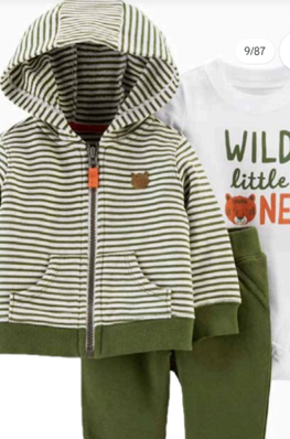 Chaqueta con capucha a rayas y pantalones color oliva, junto a una camiseta blanca estampada