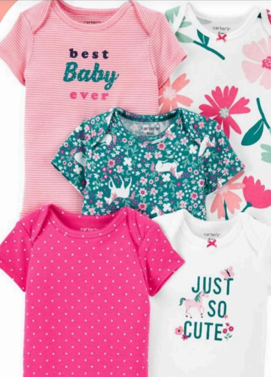 Pelele surtido de ropa de bebé en rosa, turquesa y blanco con diseños florales y textos bonitos.